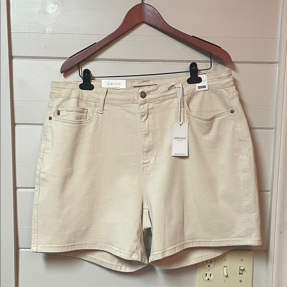 NWT Judy Blue Garment Dyed Bone High Rise Denim Shorts Size 3XL.